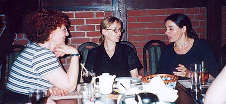 Naczelna Bo�ena (z prawej) nami�tnie maluje Joannie Grze�kowiak (w �rodku) i Bo�enie Grocholskiej (z lewej) wizj� profesjonalnego czasopisma... 