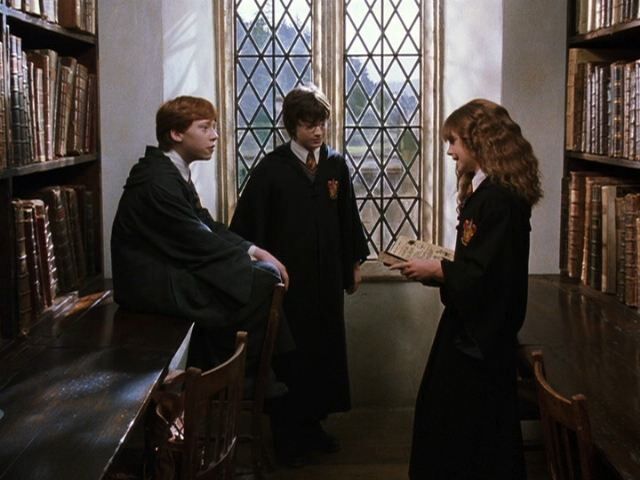 Harry z przyjaciółmi w bibliotece