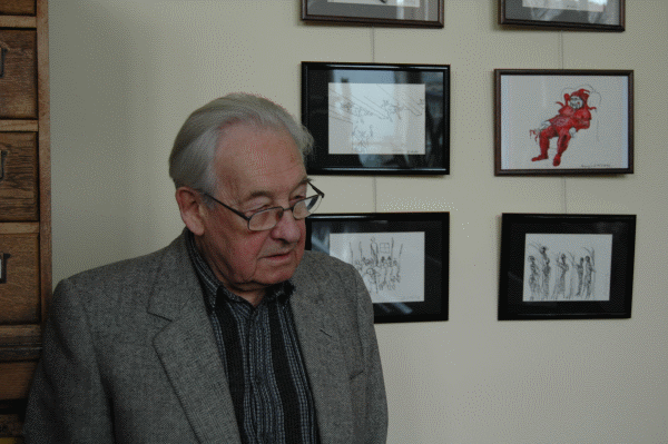Fot. 5. Andrzej Wajda i rysunki z Notatnika reżysera do Wesela
